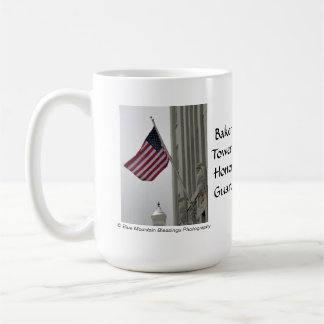 Café O padeiro eleva-se guarda de honra - caneca quente