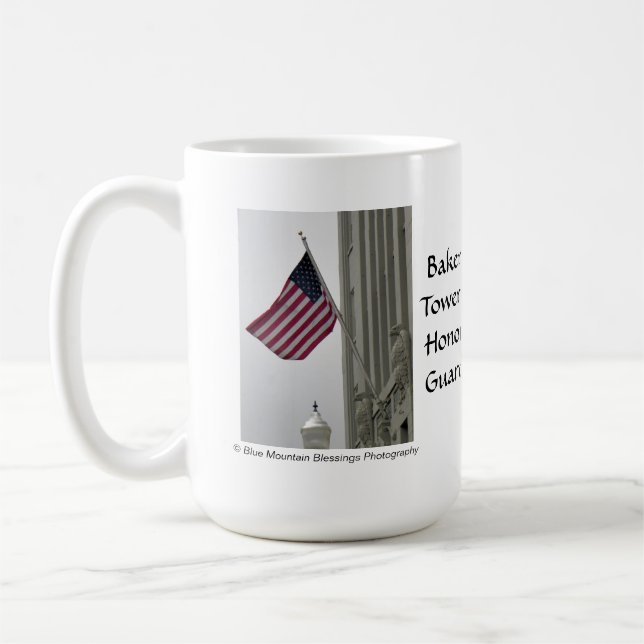 Café O padeiro eleva-se guarda de honra - caneca quente (Esquerda)