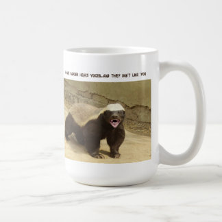 Café O texugo de mel ouve a caneca das vozes