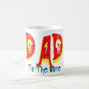 Café pai da rocha e da caneca de metal pesado com osso