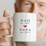 Café Papai Moderno | Papa Ano de Fundação. Caneca de Ca<br><div class="desc">Design minimalista simplesmente perfeito apresentando ano de fundação como um Pai e ano de fundação como um Papai com um coração vermelho.  Um presente maravilhoso que certamente será apreciado por muitos anos.</div>