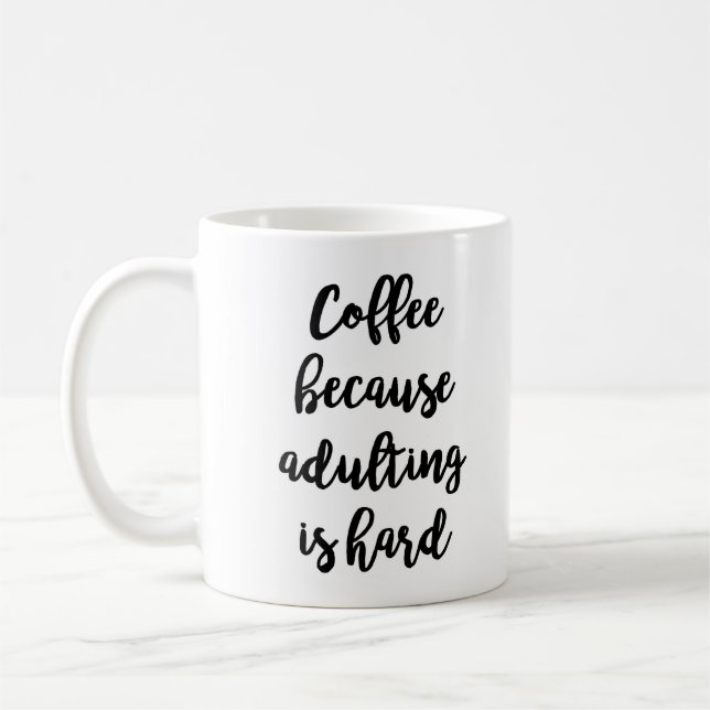 Café porque adulting é caneca dura (Esquerda)