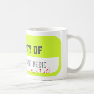 Café PROPRIEDADE de UMA caneca TRABALHADORA do amarelo