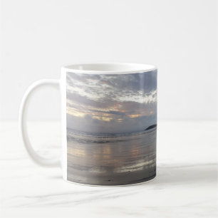 Café Reflexões na caneca da praia da península de Gow