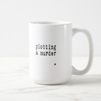 Café traçando a caneca de um escritor do assassinato