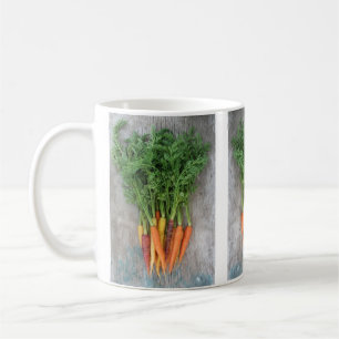 Café Um bando de carruagens frescas na caneca de Mesa