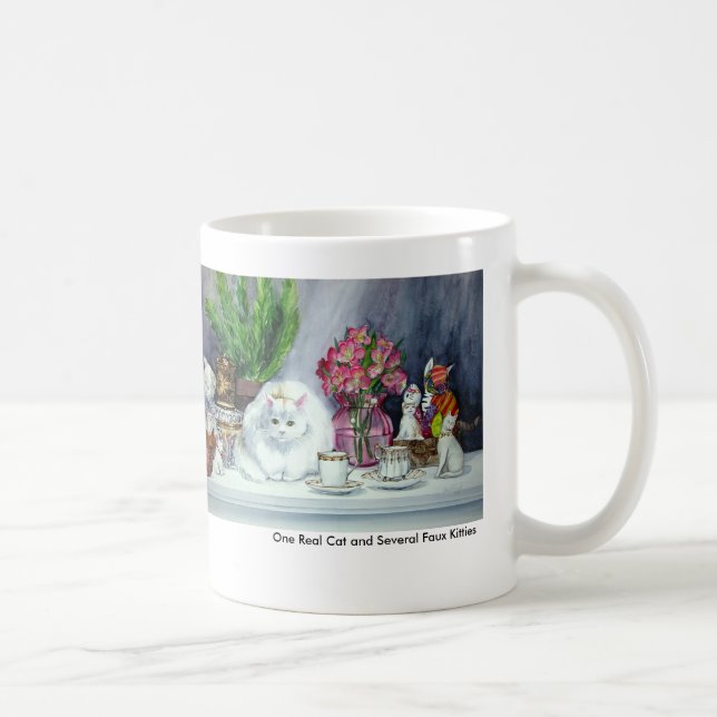 Café Um gato real e caneca de diversos gatinhos do (Direita)