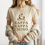 Café Vida Funny Kappa Kappa Chino<br><div class="desc">Espírito compre de café no campus com torção grega, nossa camiseta grega "Kappa Kappa Chino" é a escolha perfeita para amantes de café! Apresentando um gráfico de café a vapor lúgubre e uma carta colegial ousada em espresso marrom em uma camisa bege de aveia, esta árvore é perfeita para amantes...</div>