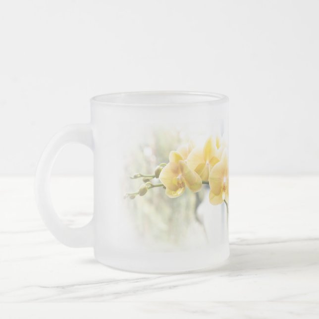 Café Vidro Jateado Orquídea de traça amarela na luz do sol - caneca (Esquerda)