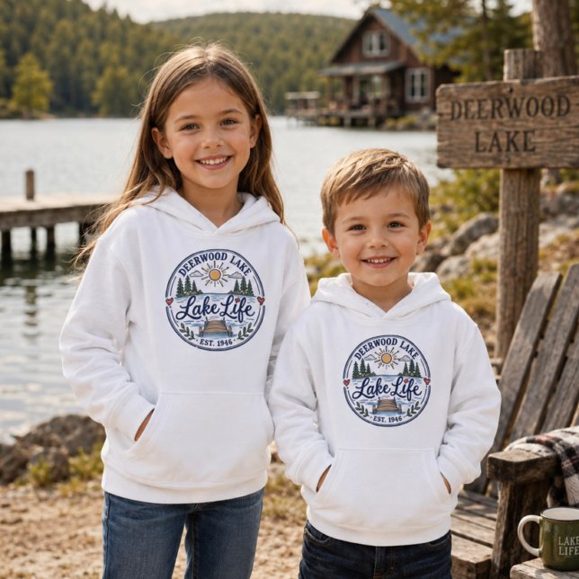 Cais de pinheiros caprichosos do lago Deerwood (Cozy Deerwood Lake kids hoodie with a whimsical Lake Life design for little lake lovers!)