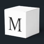 Caixa de Favor com Monograma e Nome Personalizados<br><div class="desc">Design de Monograma e Nome Personalizados
apresenta monograma e nome personalizados em estilo de fonte serif clássico.
Perfeito para casamento, feriado, reunião de família e para qualquer ocasião especial.</div>