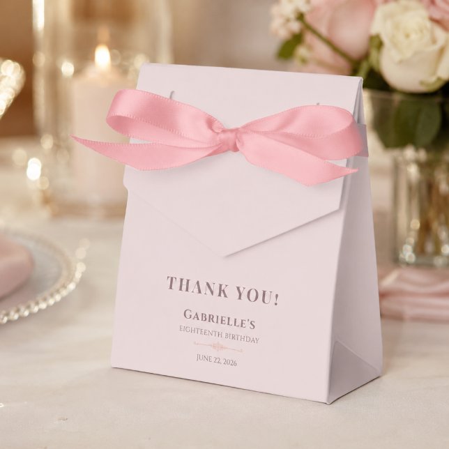 Caixa de Favor de Debut em Rosa Corado (Elegant blush pink favor box with satin ribbon for a sweet 18 or debut celebration.

Image 2 (Favor )