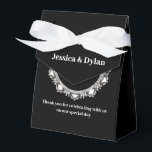 Caixa de Favor de Festa<br><div class="desc">Esta caixa de favor de festa é mostrada em uma cor preta e branca elegante com um acento de brilho de diamante no centro da frente. Personalize este item e mude o texto de exemplo para o seu com este modelo. Dica: Basta adicionar seus ótimos petiscos e adicionar alguma fita...</div>