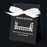 Caixa de Favor de Festa<br><div class="desc">Esta caixa de favor de festa é mostrada em uma cor preta e branca elegante com um acento de brilho de diamante no centro da frente. Personalize este item e mude o texto de exemplo para o seu com este modelo. Dica: Basta adicionar seus ótimos presentes e adicionar alguma fita...</div>