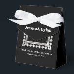 Caixa de Favor de Festa<br><div class="desc">Esta caixa de favor de festa é mostrada em uma cor preta e branca elegante com um acento de brilho de diamante no centro da frente. Personalize este item e mude o texto de exemplo para o seu com este modelo. Dica: Basta adicionar seus ótimos presentes e adicionar uma fita...</div>