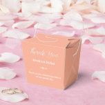 Caixa de Favor de Festa<br><div class="desc">Esta caixa de favor de festa é mostrada em uma cor pêssego elegante.
Personalize este item e mude o texto de exemplo para o seu.
Dica: Basta adicionar seus ótimos presentes e adicionar uma fita festiva.</div>