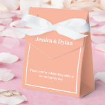 Caixa de Favor de Festa<br><div class="desc">Esta caixa de favor de festa é mostrada em uma cor elegante em pêssego e branco.
Personalize este item e mude o texto de exemplo para o seu.
Dica: Basta adicionar seus ótimos presentes e adicionar alguma fita festiva.</div>