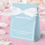Caixa de Favor de Tratamento de Festa<br><div class="desc">Esta caixa de favor de festa é mostrada em uma névoa azul elegante e cor branca.
Personalize este item e mude o texto de exemplo para o seu.
Dica: Basta adicionar seus ótimos tratamentos e adicionar alguma fita festiva.</div>