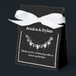 Caixa de Favor de Tratamento de Festa<br><div class="desc">Esta caixa de favor de festa é mostrada em uma cor elegante preto e branco com um acento de brilho de diamante no centro da frente. Personalize este item e mude o texto de exemplo para o seu com este modelo. Dica: Basta adicionar seus ótimos tratamentos e adicionar alguma fita...</div>