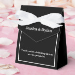 Caixa de Favor de Tratamento de Festa<br><div class="desc">Esta caixa de favor de festa é mostrada em uma cor preta e branca elegante.
Personalize este item e mude o texto de exemplo para o seu.
Dica: Basta adicionar seus ótimos tratamentos e adicionar alguma fita festiva.</div>