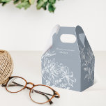 Caixa de Favor do Floral Branco e Azul-poeirento E<br><div class="desc">Mostre seus obrigados e apreciação com essas caixas de favor elegantes.</div>