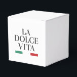 Caixa de Favor La Dolce Vita<br><div class="desc">Capture o charme das celebrações italianas com a caixa de favor "La Dolce Vita". Com tipografia preta atemporal e os clássicos acentos verdes e vermelhos da Itália, esta caixa adiciona sofisticação a casamentos, festas e ocasiões especiais. Ideal para favores, lembranças ou pequenos presentes, é uma maneira elegante de compartilhar a...</div>