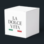 Caixa de Favor La Dolce Vita<br><div class="desc">Capture o encanto das celebrações italianas com a caixa de favoritos "La Dolce Vita". Apresentando a tipografia eterno negra e os sotaques clássicos verde e vermelho da Itália, esta caixa adiciona sofisticação a casamentos, festas e ocasiões especiais. Ideal para favores, guardas, ou pequenos presentes, é uma maneira na moda de...</div>