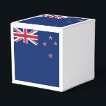 Caixa de favor Patriótico com Bandeira da Nova Zel<br><div class="desc">Adicione um toque festivo do orgulho de Kiwi à sua comemoração com esta caixa de favoritos patriótica com a bandeira da Nova Zelândia! Perfeito para casamentos, feriados nacionais, festas temáticas ou eventos culturais, esta caixa de favoritos mostra o icônico campo azul, bandeira da União e estrelas vermelhas da Cruz do...</div>
