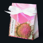 Caixa de Favor Personalizável Pink Daisy<br><div class="desc">Linda caixa de favor pronta para ser personalizada com seus próprios nomes ou mensagem. Ideal para casamentos,  aniversários,  eventos corporativos ou reuniões de família</div>