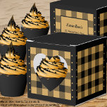 Caixa de Favor - Xadrez de Búfalo - Dourado e Pret<br><div class="desc">Caixa de favor xadrez de búfalo dourado e preto em forma de coração. O texto no verso da caixa é personalizável. Se você usar o botão/ferramenta 'editar design', também poderá adicionar suas próprias imagens/fotos. Outras opções de cores disponíveis. Veja a Coleção de todas as caixas e cores xadrez de búfalo...</div>