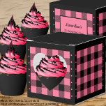 Caixa de Favor - Xadrez de Búfalo - Rosa e Preto -<br><div class="desc">Caixa de favor rosa e preto xadrez de búfalo em forma de coração. O texto no verso da caixa é personalizável. Se você usar o botão/ferramenta 'editar design', também poderá adicionar suas próprias imagens/fotos. Outras opções de cores disponíveis. Veja a Coleção de todas as caixas e cores xadrez de búfalo...</div>