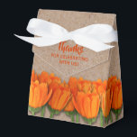 Caixa de Favoritos de Orange Tent Style<br><div class="desc">Um monte de tulipas laranja rodeia uma caixa de favores de papel de tinta padronizada. Personalize o flap frontal e o verso com seu texto ou exclua-o. Clique no botão PERSONALIZAR para ALTERAR as fontes e as cores da fonte. COORDENANDO itens disponíveis em nossa loja. Convites de casamento, Cartões RSVP,...</div>