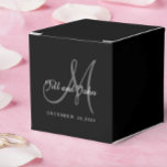 Caixa de Favoritos do Monograma Branco e Preto Clá<br><div class="desc">Caixa de Favor do Casamento Clássico de Preto e Branco e Cinzas para casamentos,  chás e aniversários. Design por Elke Clarke ©. Disponível em www/zazzle.com/monogramgallery*. Fontes de script elegantes. Personalize com os nomes da noiva e noiva,  data do casamento e cores do casamento.</div>