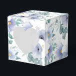 Caixa de Favoritos do Partido - Flores Azuis<br><div class="desc">Caixa de favores de festas mostrada em um adorável design impressão floral azul e branco. Cor Branco Personalize este item ou comprar como está. Imagem do stock freepik.com</div>