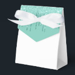 Caixa de guloseimas com brilho<br><div class="desc">A caixa de lembrancinhas é mostrada com uma impressão de brilho falso na cor aqua na aba frontal.
Perfeita para dar guloseimas de presente. Personalize este item ou compre como está.
Dica: Basta adicionar suas ótimas guloseimas e adicionar um laço fofo.




Impressão Licenciada</div>