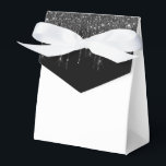 Caixa de Guloseimas com Brilho Drip Party<br><div class="desc">A caixa de lembrancinhas é mostrada com uma impressão de brilho falso preto e branco na aba frontal. 
Perfeita para dar guloseimas de presente. Personalize este item ou compre como está.
Dica: Basta adicionar suas ótimas guloseimas e adicionar um laço fofo.




Impressão Licenciada</div>