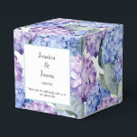 Caixa de Guloseimas de Festa com Estampa de Hortên<br><div class="desc">A caixa de lembrancinhas é mostrada com uma estampa floral de hortênsia. 
Personalize este item e altere o texto de exemplo para o seu.
Dica: Basta adicionar suas ótimas guloseimas e algumas fitas festivas.



Imagem Licenciada</div>