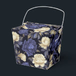 Caixa de Guloseimas Florais<br><div class="desc">Caixa de guloseimas para festa é mostrada com uma linda estampa floral de peônias multicoloridas em azul. 
Personalize este item ou compre como está.
Dica: Basta adicionar suas ótimas guloseimas e algumas fitas festivas.



Imagem Licenciada</div>