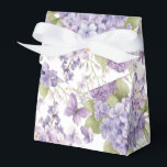 Caixa de Guloseimas para Festa<br><div class="desc">A caixa de lembrancinhas para festa é mostrada em uma linda impressão de água-forte floral de hortênsias roxas. Personalize este item e adicione a ele ou compre como mostrado. Dica: Adicione um adesivo com nomes e adicione alguma fita bonita. Imagem Licenciada Dica: Basta adicionar suas ótimas guloseimas e adicionar alguma...</div>