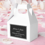 Caixa de Guloseimas para Festa<br><div class="desc">A caixa de lembrancinhas para festa é mostrada em uma cor preta e branca elegante.
Personalize este item e altere o texto de exemplo para o seu.
Dica: Basta adicionar suas ótimas guloseimas e adicionar alguma fita festiva.</div>