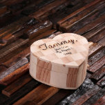 Caixa de Joias Grandes com Forma de Coração Gravad<br><div class="desc">Coloque seu dentro de anel ou presente de charme nesta caixa personalizável,  gravada com seus próprios sentimentos.</div>