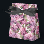 Caixa de Lembrancinhas com Estampa de Lilases<br><div class="desc">Caixa de lembrancinhas é mostrada com uma estampa de lilases.
Personalize este item ou compre como está.
Dica: Adicione seus presentes e uma fita comemorativa.
Imagem Licenciada</div>