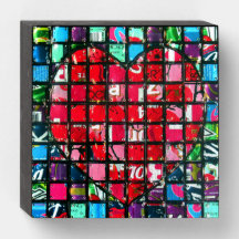 Caixa de madeira do coração misturada com mídia