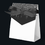 Caixa de Presente da Festa com Brilho Drip<br><div class="desc">Caixa de favor de festa é mostrada com uma impressão de brilho falso preto e branco na aba frontal. 
Perfeita para dar presentes. Personalize este item ou compre como está.
Dica: Basta adicionar seus ótimos presentes e adicionar um laço fofo.




Impressão Licenciada</div>