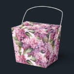 Caixa de Presente da Festa com Estampa de Lilases<br><div class="desc">A caixa de lembrancinha da festa é mostrada com uma estampa floral de lilases.
Personalize este item ou compre como está.
Dica: Basta adicionar seus ótimos presentes e adicionar uma fita festiva.
Imagem Licenciada</div>