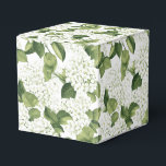 Caixa de Presente de Festa com Impressão de Hortên<br><div class="desc">Caixa de lembrancinha é mostrada com uma impressão floral de hortênsia branca.
Personalize este item ou compre como está.
Dica: Basta adicionar seus ótimos presentes e adicionar uma fita festiva.
Imagem Licenciada</div>