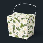 Caixa de Presente de Flor de Gardenia<br><div class="desc">Caixa de presente de tratamento de favor de festa é mostrada com uma linda impressão floral de gardenia branca.
Personalize este item ou compre como está.
Dica: Basta adicionar seus ótimos presentes e adicionar um laço festivo.
Imagem Licenciada</div>