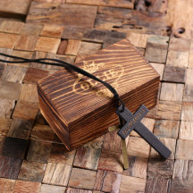 Caixa de presente gravada com colar de cruz negra