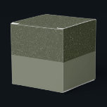 Caixa de Presente Verde com Musgo Manchado – Perso<br><div class="desc">Moderno e elegantemente sofisticado, esta caixa de lembrancinhas apresenta um design verde musgo em dois tons com uma parte superior salpicada e uma base lisa, criando uma textura visual rica que complementa desde casamentos rústicos até eventos corporativos elegantes. A seção superior brilha sutilmente com um efeito de ruído suave, enquanto...</div>