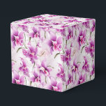 Caixa de Presentes da Festa de Orquídeas<br><div class="desc">A caixa de lembrancinhas é mostrada com uma linda estampa floral de orquídeas roxas.
Personalize este item ou compre como está.
Dica: Basta adicionar seus ótimos presentes e adicionar alguma fita festiva.



Imagem Licenciada</div>